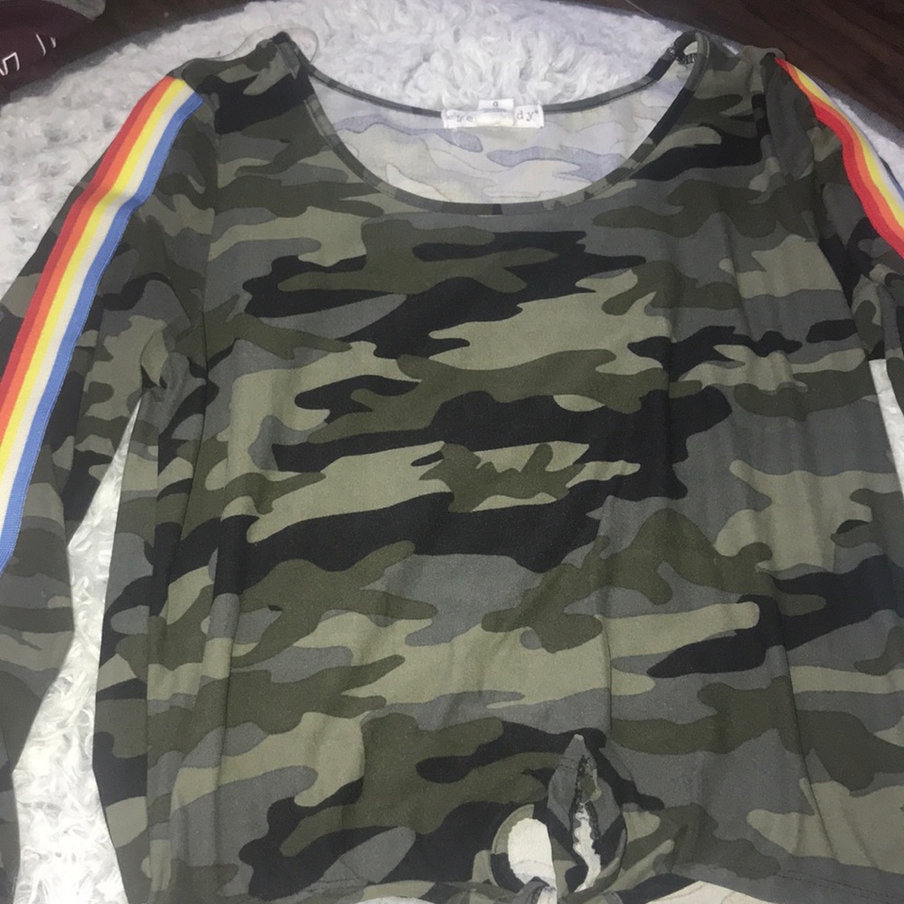 camo&rainbow cropped shirt